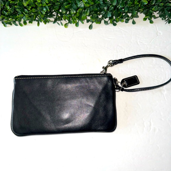 COACH Soho Black Leather Wristlet silver Buckle and White stitching Zip Top NICE - Picture 2 of 6